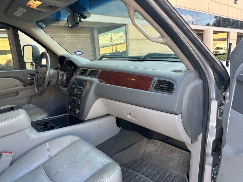 GMC Sierra 2500HD Vehicle Full-screen Gallery Image 12