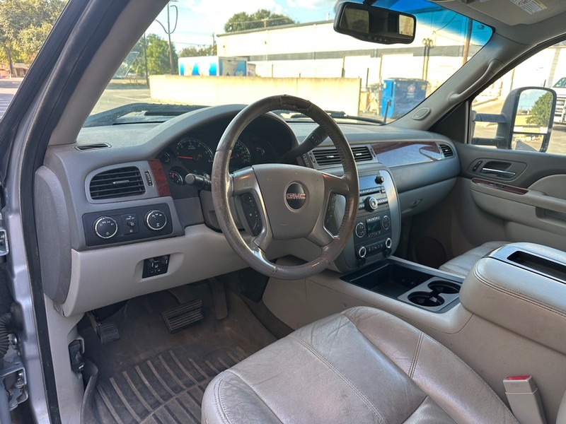 GMC Sierra 2500HD Vehicle Full-screen Gallery Image 14