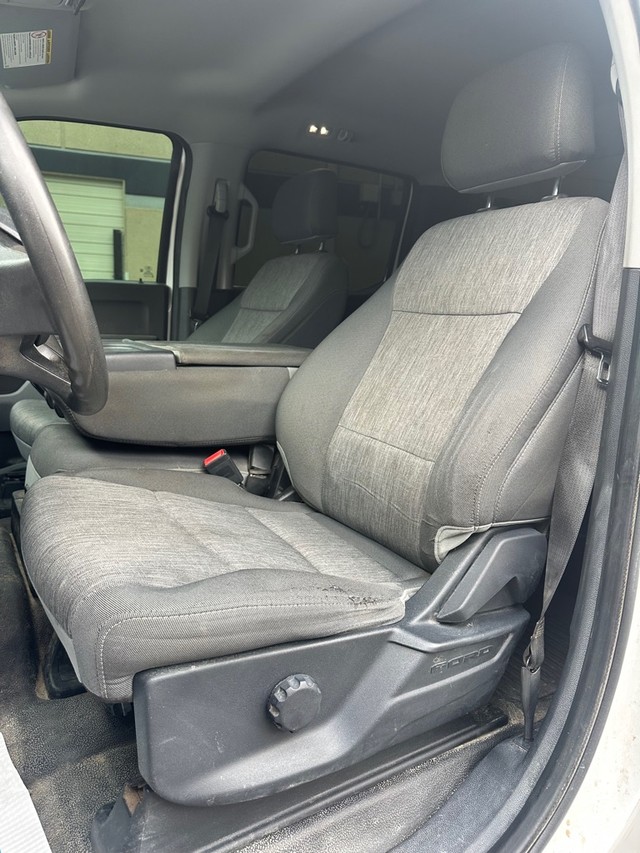 Ford Super Duty F-250 SRW Vehicle Full-screen Gallery Image 12