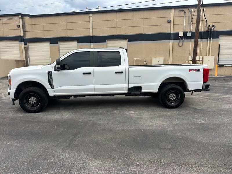 Ford Super Duty F-250 SRW Vehicle Full-screen Gallery Image 2