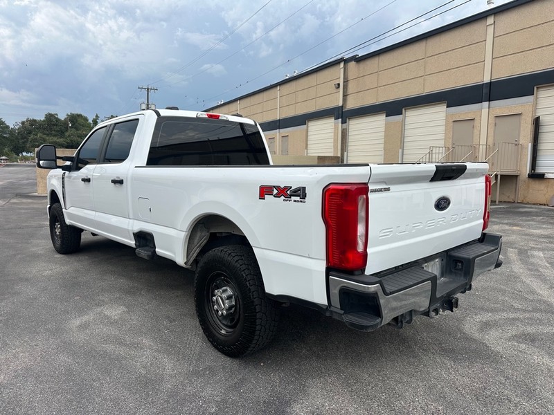 Ford Super Duty F-250 SRW Vehicle Full-screen Gallery Image 3