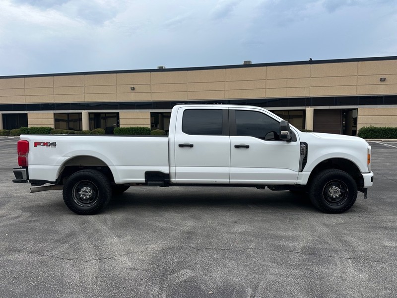 Ford Super Duty F-250 SRW Vehicle Full-screen Gallery Image 4
