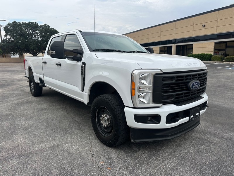 Ford Super Duty F-250 SRW Vehicle Full-screen Gallery Image 5