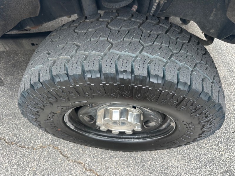 Ford Super Duty F-250 SRW Vehicle Full-screen Gallery Image 6