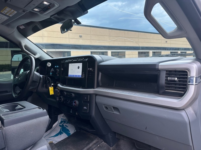 Ford Super Duty F-250 SRW Vehicle Full-screen Gallery Image 11