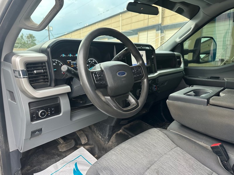Ford Super Duty F-250 SRW Vehicle Full-screen Gallery Image 13