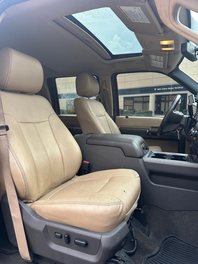 Ford Super Duty F-350 DRW Vehicle Full-screen Gallery Image 11