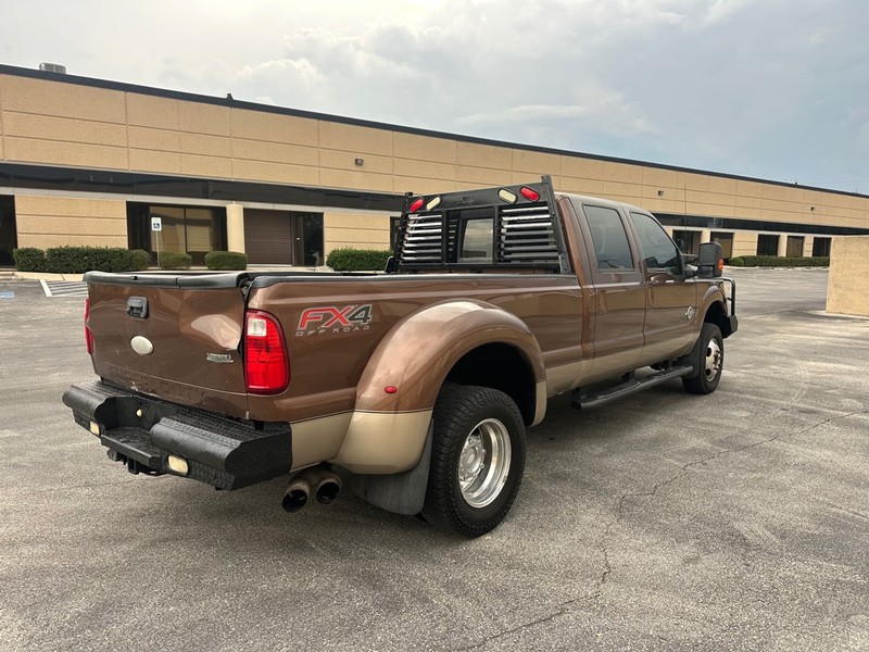 Ford Super Duty F-350 DRW Vehicle Full-screen Gallery Image 4