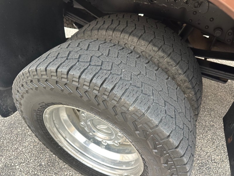 Ford Super Duty F-350 DRW Vehicle Full-screen Gallery Image 8