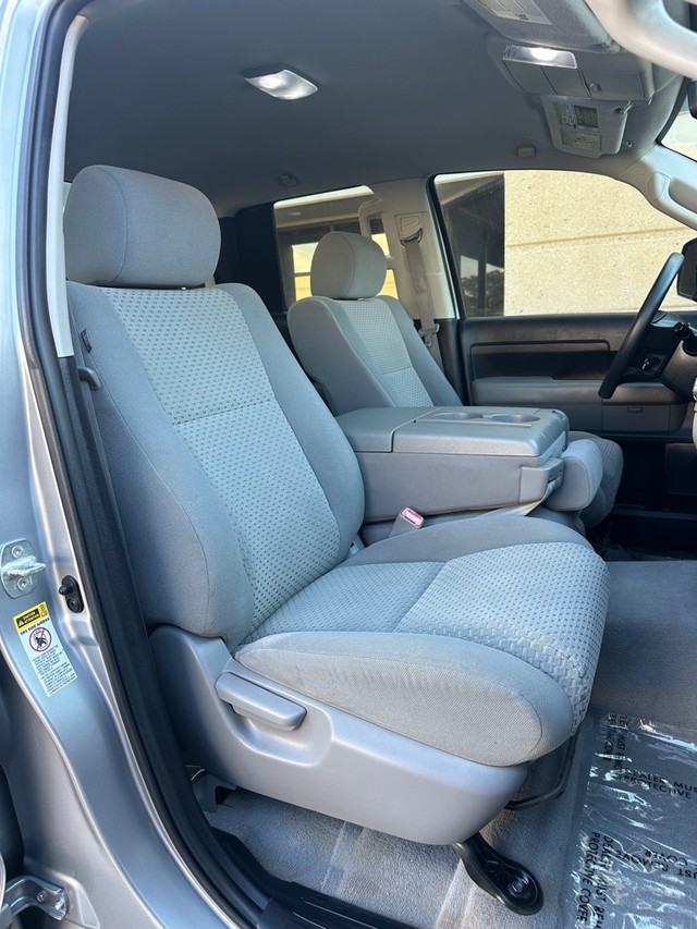 Toyota Tundra 2WD Vehicle Full-screen Gallery Image 11