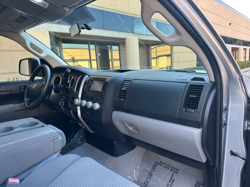Toyota Tundra 2WD Vehicle Full-screen Gallery Image 12