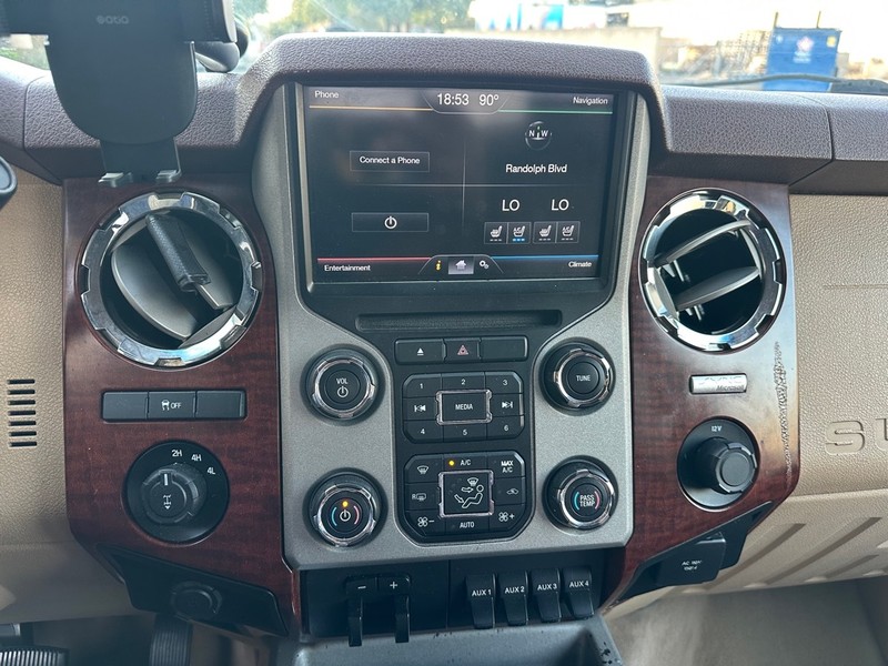Ford Super Duty F-350 SRW Vehicle Full-screen Gallery Image 17