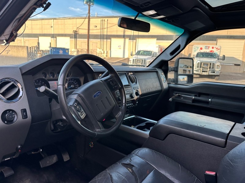 Ford Super Duty F-250 SRW Vehicle Full-screen Gallery Image 17