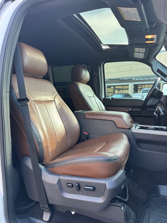 Ford Super Duty F-350 SRW Vehicle Full-screen Gallery Image 14