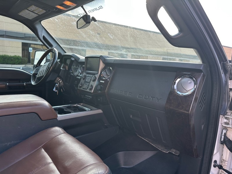 Ford Super Duty F-350 SRW Vehicle Full-screen Gallery Image 15