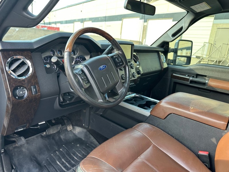 Ford Super Duty F-350 SRW Vehicle Full-screen Gallery Image 17