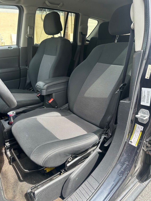 Jeep Compass Vehicle Full-screen Gallery Image 12