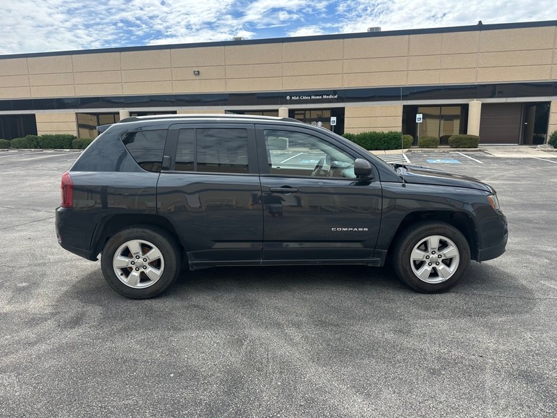 Jeep Compass Vehicle Full-screen Gallery Image 05