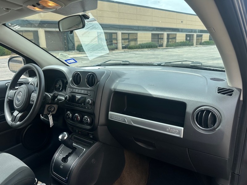 Jeep Compass Vehicle Full-screen Gallery Image 11