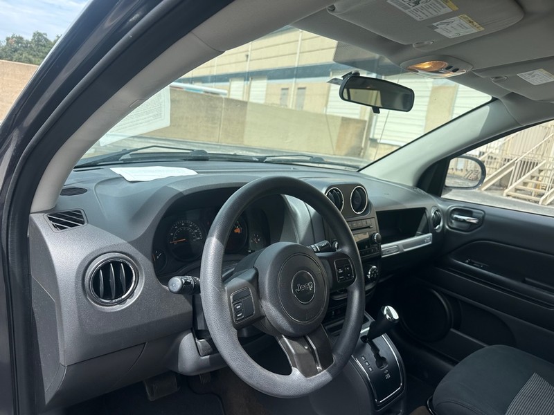 Jeep Compass Vehicle Full-screen Gallery Image 13