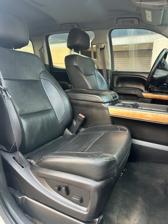 Chevrolet Silverado 3500HD Vehicle Full-screen Gallery Image 11