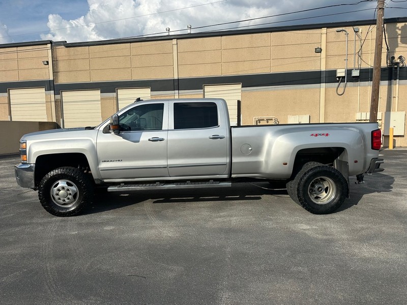 Chevrolet Silverado 3500HD Vehicle Full-screen Gallery Image 2