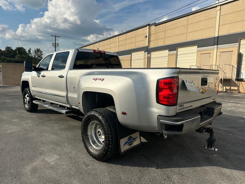 Chevrolet Silverado 3500HD Vehicle Full-screen Gallery Image 3