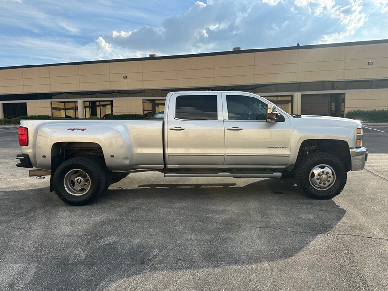 Chevrolet Silverado 3500HD Vehicle Full-screen Gallery Image 5