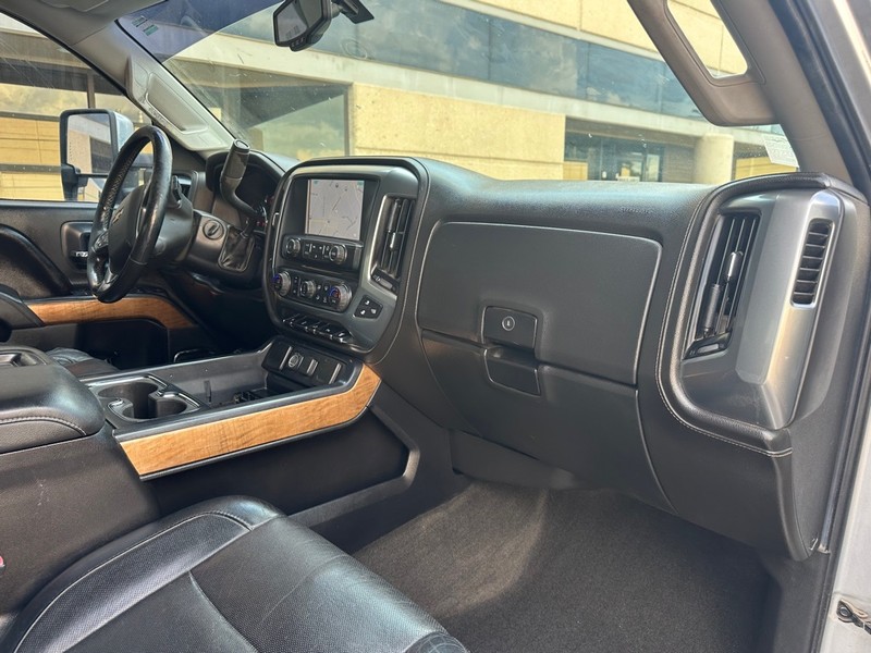 Chevrolet Silverado 3500HD Vehicle Full-screen Gallery Image 12