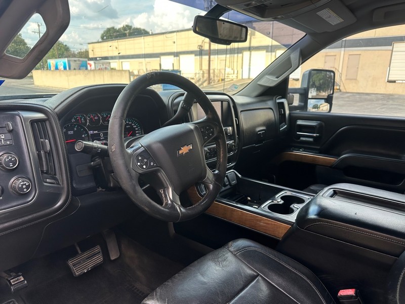 Chevrolet Silverado 3500HD Vehicle Full-screen Gallery Image 14