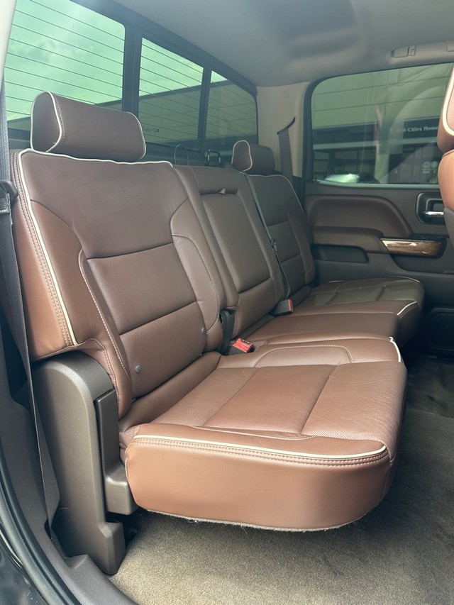 Chevrolet Silverado 2500HD Vehicle Full-screen Gallery Image 12