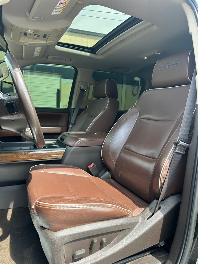 Chevrolet Silverado 2500HD Vehicle Full-screen Gallery Image 18