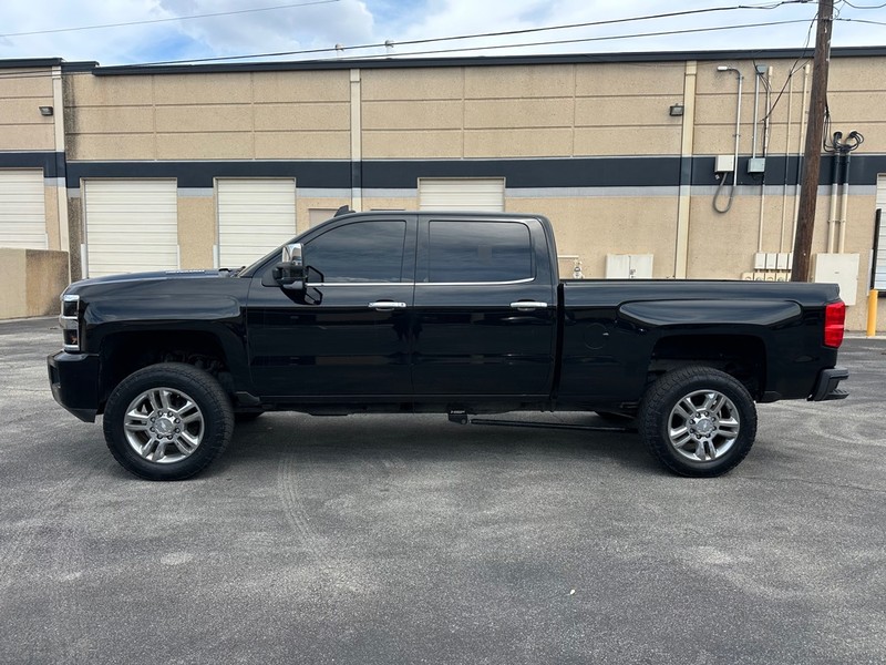 Chevrolet Silverado 2500HD Vehicle Full-screen Gallery Image 3