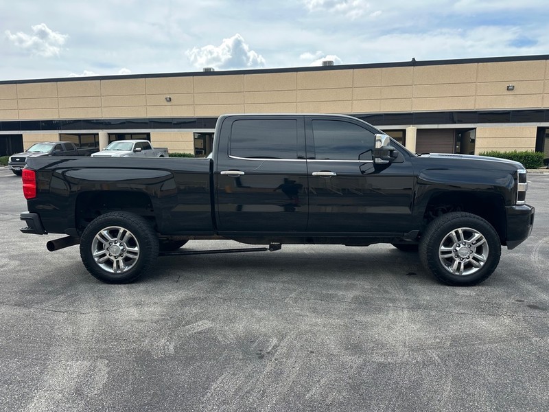 Chevrolet Silverado 2500HD Vehicle Full-screen Gallery Image 6