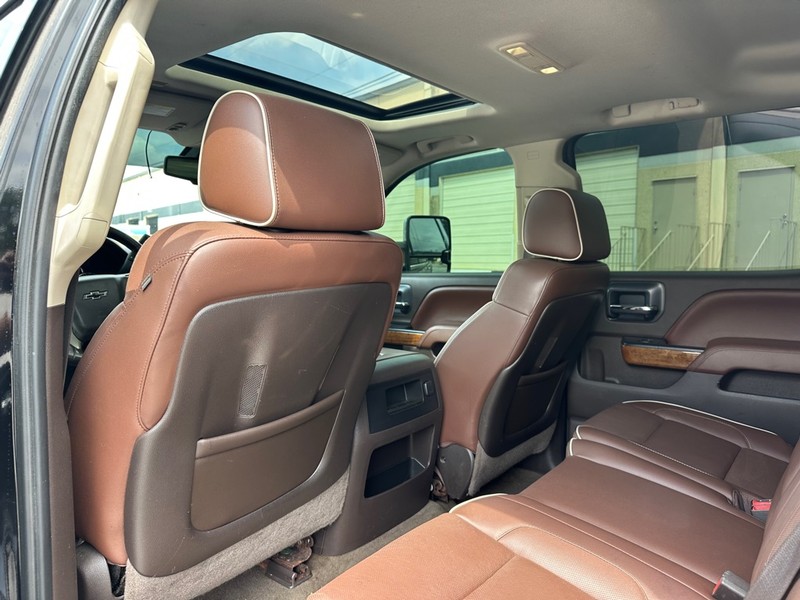 Chevrolet Silverado 2500HD Vehicle Full-screen Gallery Image 11