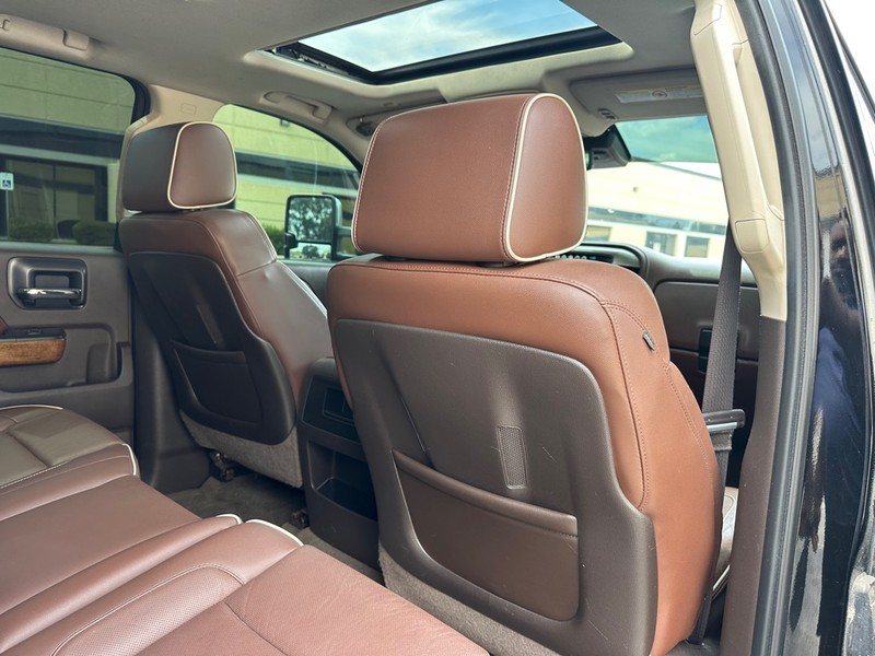 Chevrolet Silverado 2500HD Vehicle Full-screen Gallery Image 13