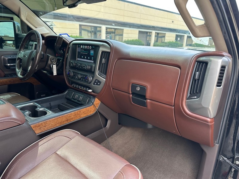 Chevrolet Silverado 2500HD Vehicle Full-screen Gallery Image 17