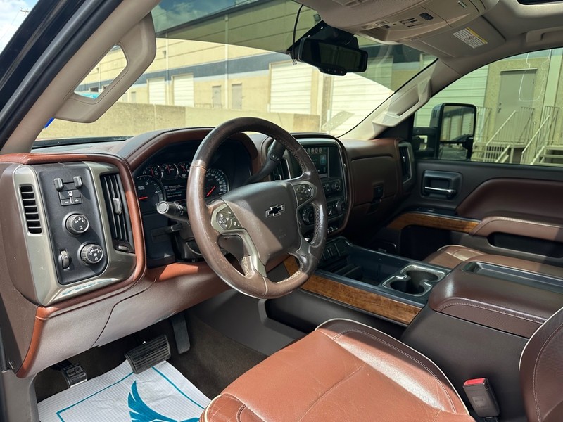 Chevrolet Silverado 2500HD Vehicle Full-screen Gallery Image 19