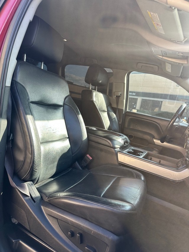 Chevrolet Silverado 2500HD Vehicle Full-screen Gallery Image 12