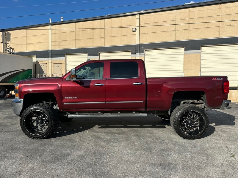 Chevrolet Silverado 2500HD Vehicle Full-screen Gallery Image 2
