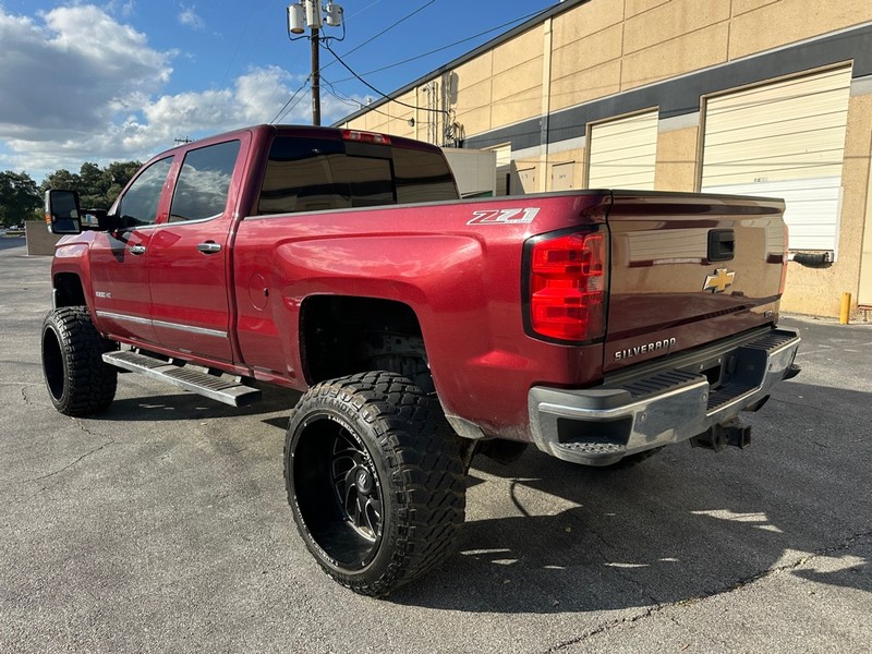 Chevrolet Silverado 2500HD Vehicle Full-screen Gallery Image 3