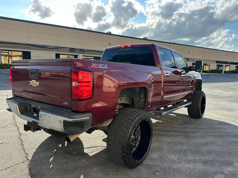 Chevrolet Silverado 2500HD Vehicle Full-screen Gallery Image 4