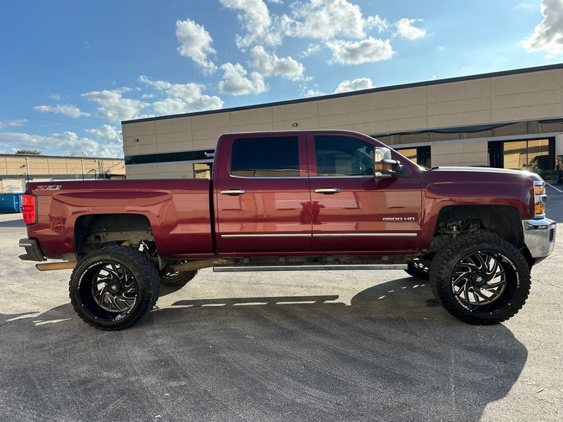 Chevrolet Silverado 2500HD Vehicle Full-screen Gallery Image 5