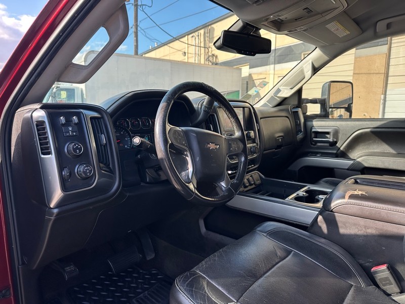 Chevrolet Silverado 2500HD Vehicle Full-screen Gallery Image 15