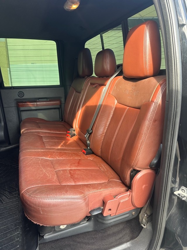 Ford Super Duty F-350 DRW Vehicle Full-screen Gallery Image 10