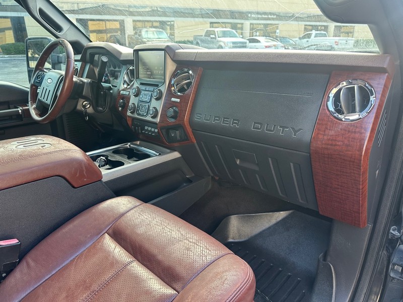 Ford Super Duty F-350 DRW Vehicle Full-screen Gallery Image 15
