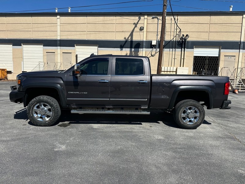 GMC Sierra 2500HD Vehicle Full-screen Gallery Image 03