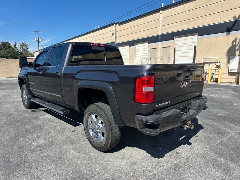 GMC Sierra 2500HD Vehicle Full-screen Gallery Image 04