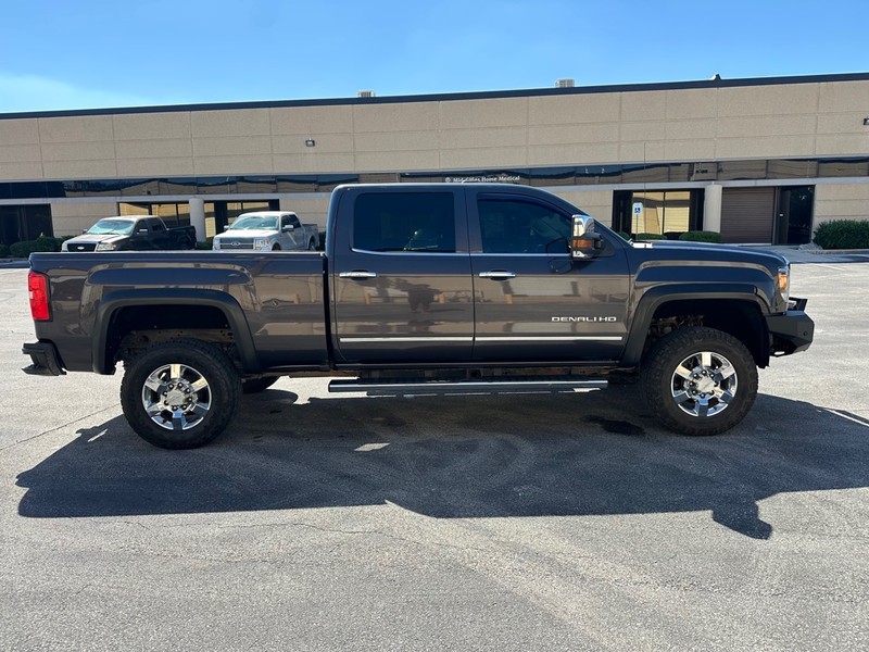 GMC Sierra 2500HD Vehicle Full-screen Gallery Image 06