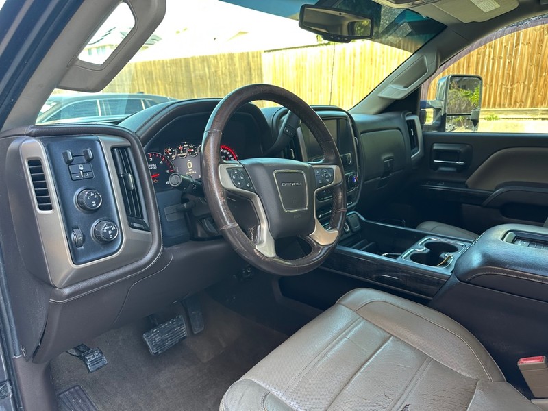 GMC Sierra 2500HD Vehicle Full-screen Gallery Image 15